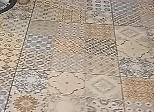 Piso de mosaico de pasta con dibujos en tonos arena, piedra y gris azulado